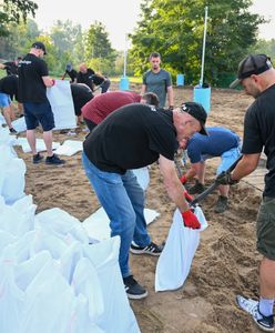 Fala powodziowa. Wrocław umacnia wały, ale nie obyło się bez incydentów