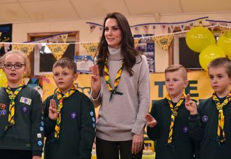 Kate Middleton spotkała się ze skautami (ZDJĘCIA)