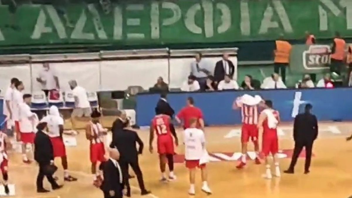 Rezerwowi koszykarze Olympiacosu uciekli z ławki