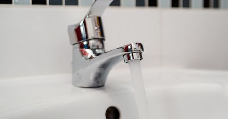 Wrzuć monety do umywalki w hotelu. Genialny trik turystów