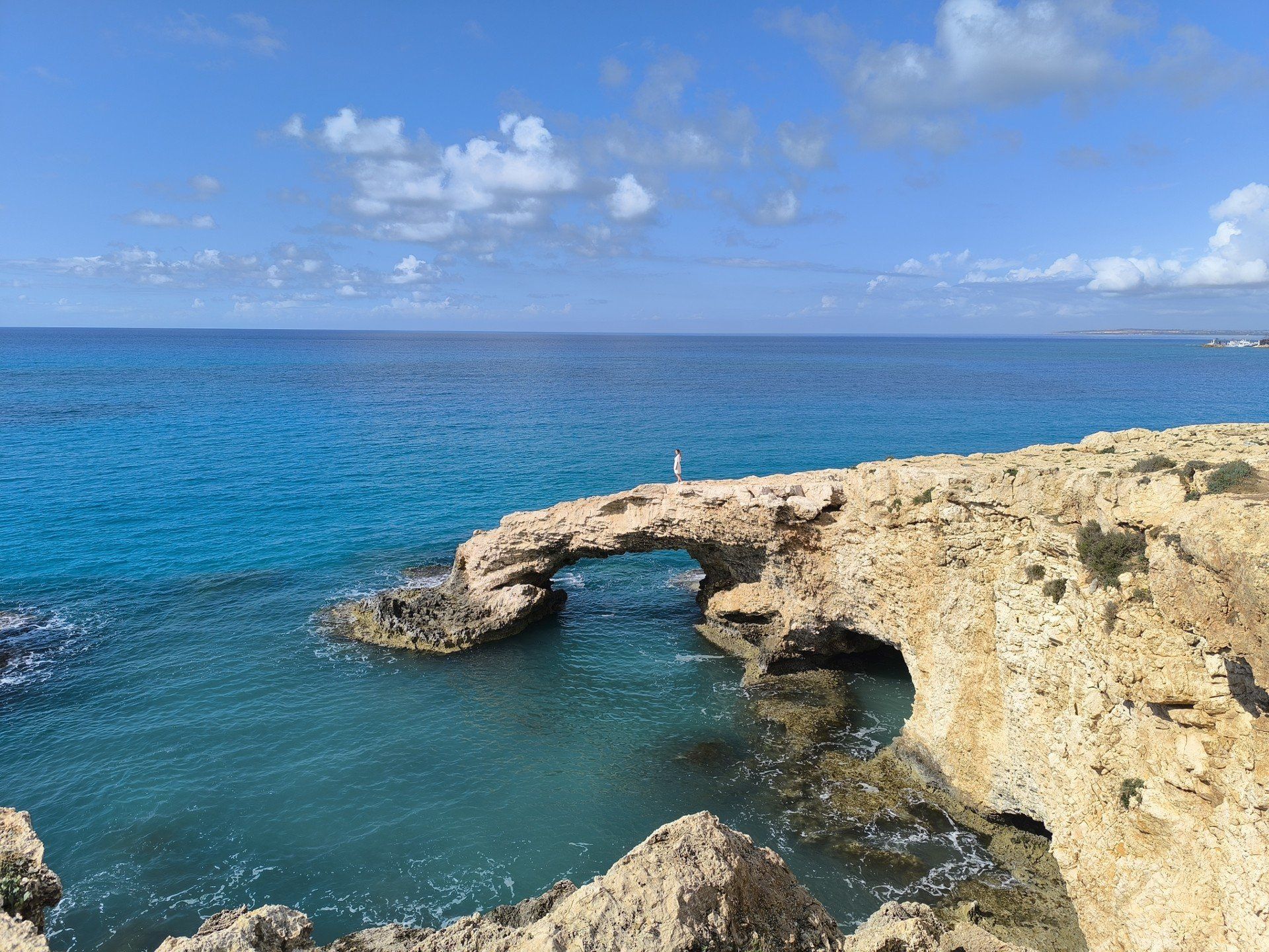 Ten naturalny most to idealne miejsce na romantyczne zdjęcie. Most Zakochanych w Cape Greco to jedna tych atrakcji, które musisz zobaczyć na własne oczy.