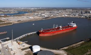 Prawie 300 tankowców pod fałszywą banderą. Przemycają rosyjską ropę i broń