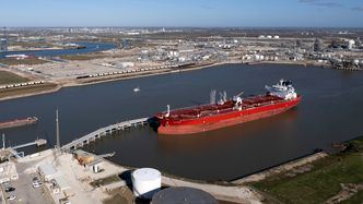 Prawie 300 tankowców pod fałszywą banderą. Przemycają rosyjską ropę i broń