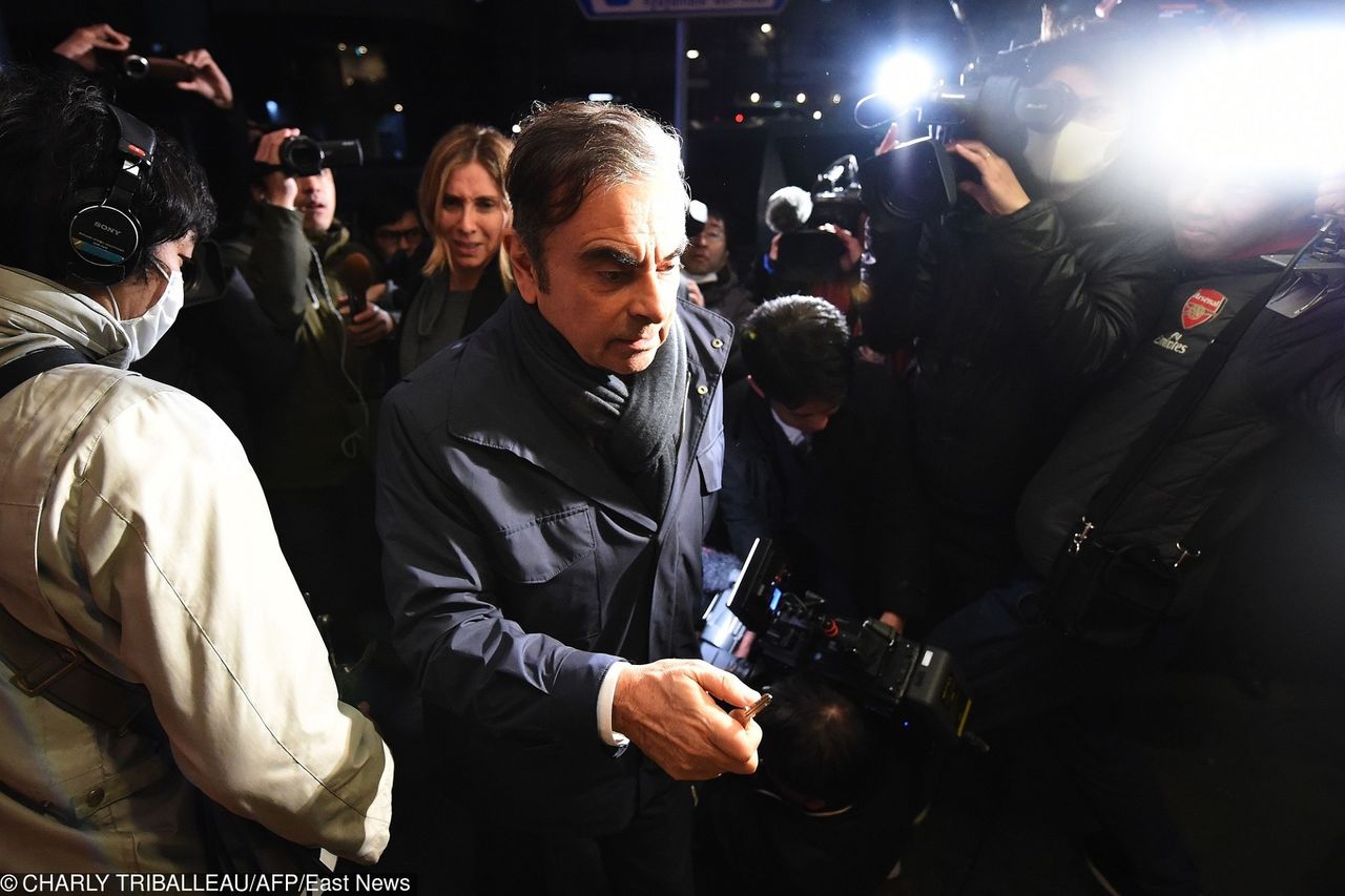 Carlos Ghosn w drodze do swojego domu w Tokio po opuszczeniu zakładu karnego, gdzie przebywał 108 dni (fot. CHARLY TRIBALLEAU/AFP/East News)