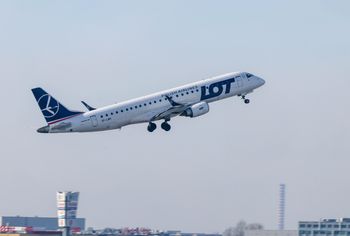 W samolot LOT-u trafił piorun. Maszyna wróciła na lotnisko