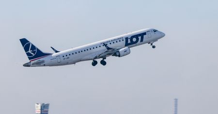 W samolot LOT-u trafił piorun. Maszyna wróciła na lotnisko