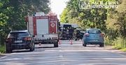 Czołowe zderzenie busa z osobówką. Jedna osoba nie żyje, trzy są ranne. Droga jest zablokowana