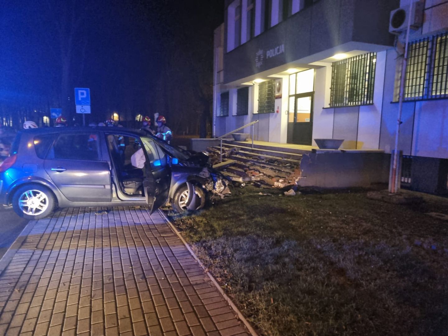 Wjechał autem w komisariat. Dramatyczny wypadek