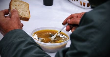 Zimne dni – trudny czas dla bezdomnych. W Lublinie ruszyła stołówka z ciepłymi posiłkami dla potrzebujących