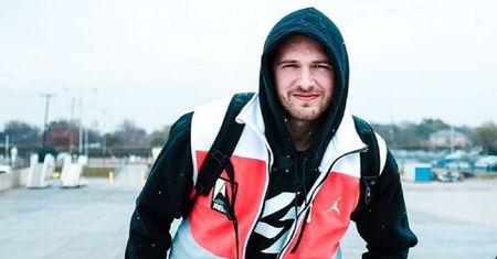 Niemcy wytropili gwiazdę NBA. W tle karty i papierosy