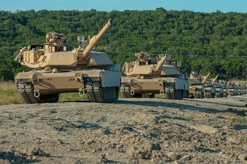 Mniej stałych wojsk USA w Europie, ale więcej w Polsce. Z dodatkową eskadrą F-35
