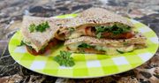 Śniadaniowa tortilla: Jajko, szynka i ser w roli głównej