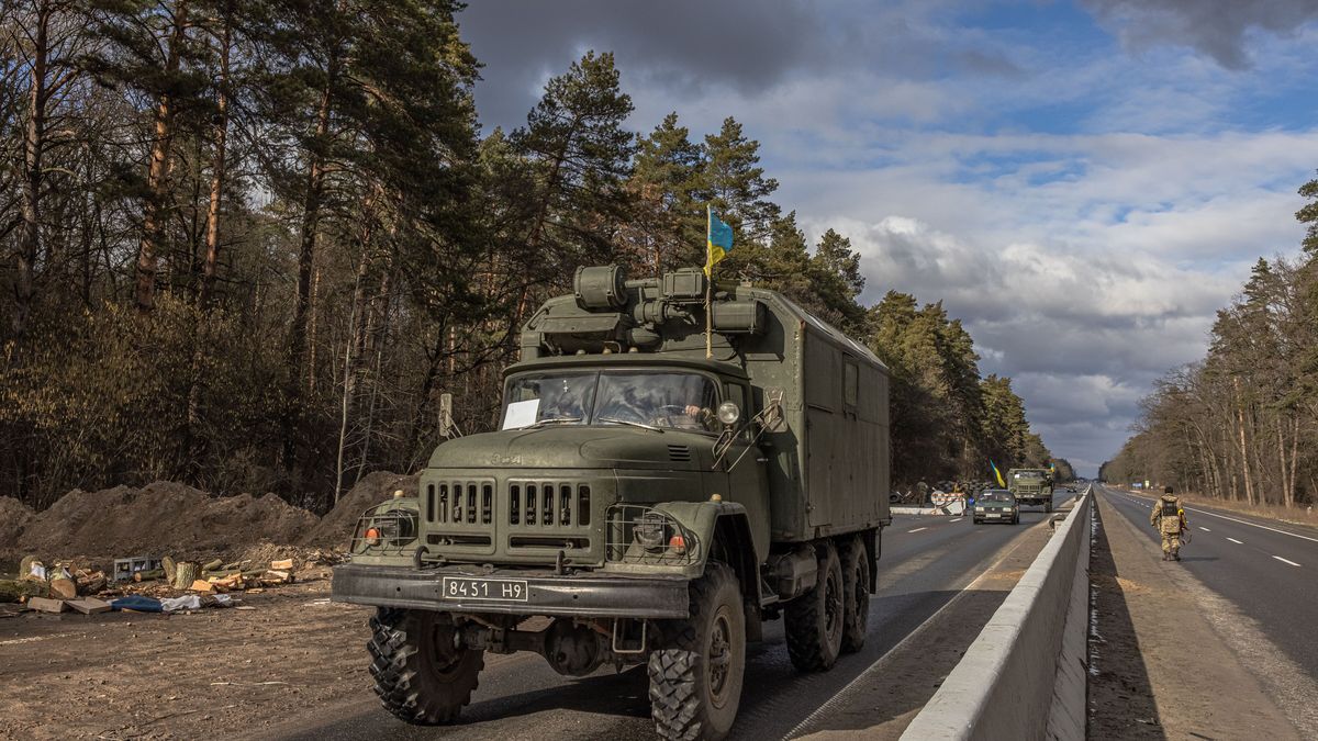  epa09811003 A Ukrainian military vehicle drives past a checkpoint near Brovary, in the eastern frontline of Kyiv (Kiev) region, Ukraine, 08 March 2022. According to the United Nations High Commissioner for Refugees (UNHCR), Russia's military invasion of Ukraine, which started on 24 February, has destroyed civilian infrastructure and caused civilian casualties, with tens of thousands internally displaced and over two million refugees fleeing the country.  EPA/ROMAN PILIPEY Dostawca: PAP/EPA.