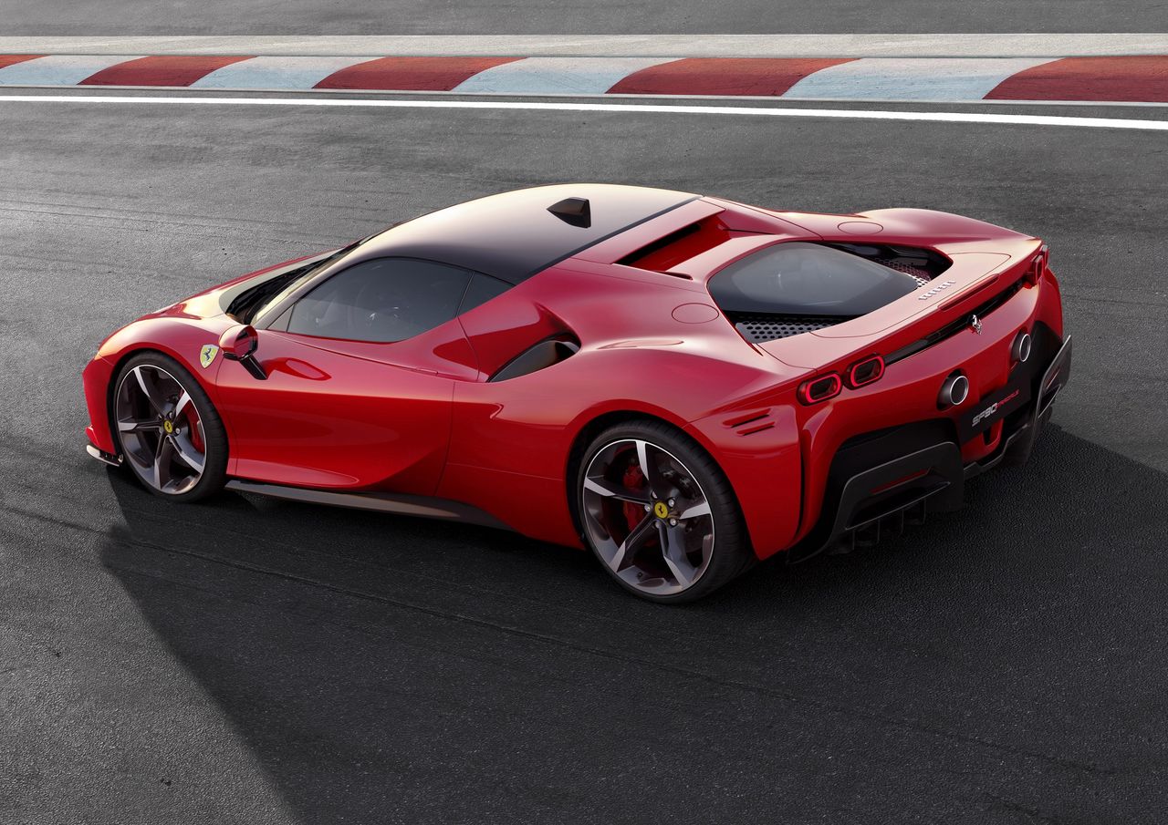 Ferrari SF90 Stradale: najmocniejsze i najszybsze Ferrari w historii jest też najbardziej niezwykłe