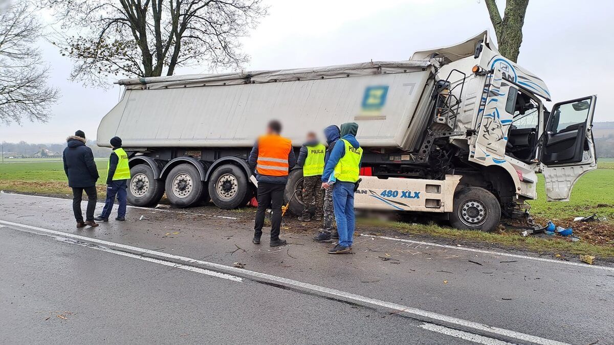 Kierowca ciężarowego MAN po zderzeniu z kią uderzył w drzewo