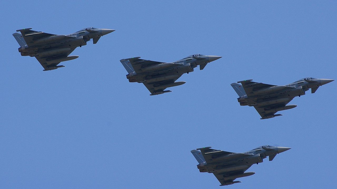 Niemieckie myśliwce Eurofighter.