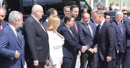Andrzej Duda przed pomnikiem Wincentego Witosa. Obchody 100-lecia powstania Rządu Obrony Narodowej