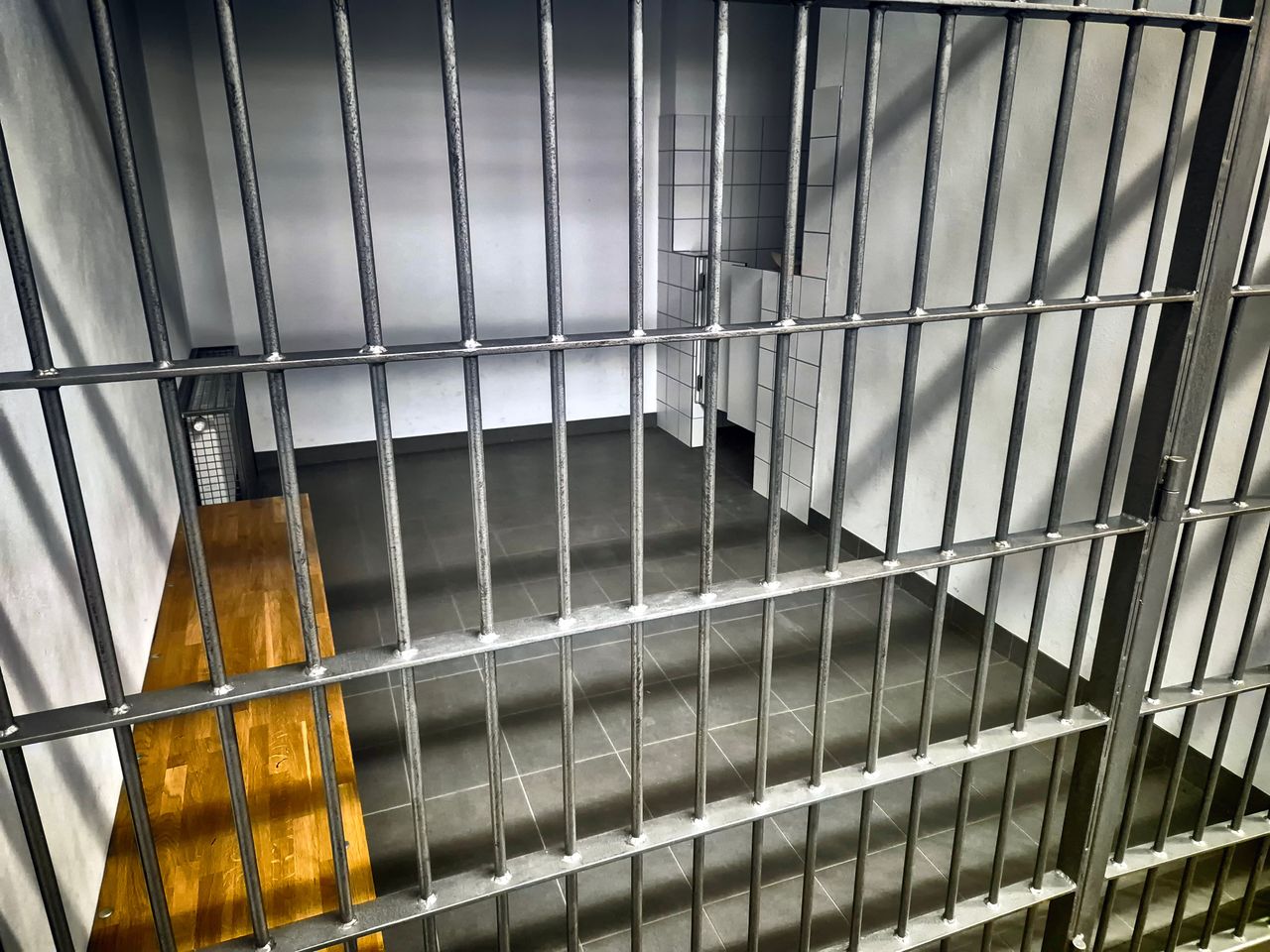 44-latek poszukiwany listem gończym zatrzymany w Krakowie. Trafi do zakładu karnego