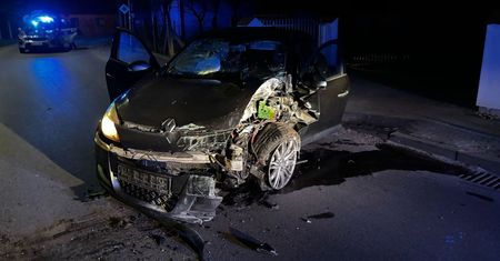 Pijany 18-latek bez prawa jazdy wjechał w ogrodzenie. Trafił do szpitala razem z pasażerką