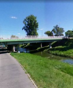 Wrzucił do wody magnes. Kiedy dostrzegł, co wyciągnął, od razu zadzwonił po policję