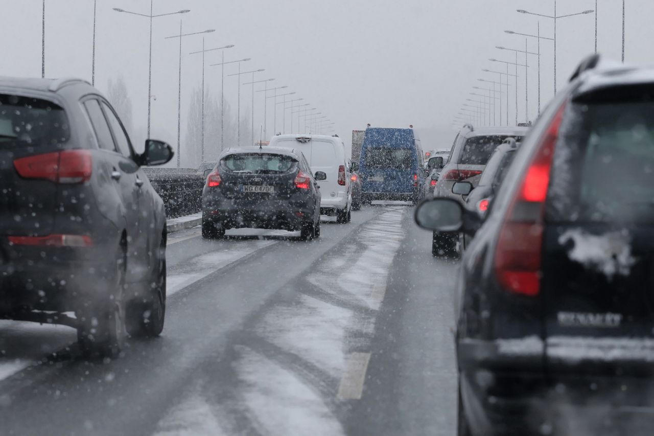 Warszawa. Trasa S8 zablokowana po dwóch kolizjach. Ogromne utrudnienia