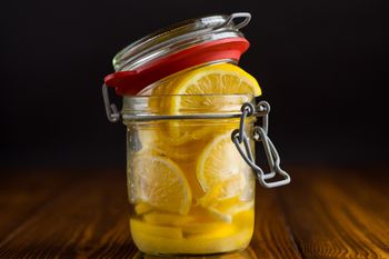 Do herbaty robię cytryny w syropie. Jesienią i zimą nie ma nic lepszego do herbaty