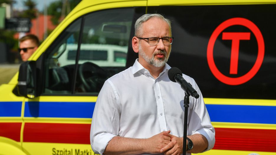 Wołomin, 10.07.2023. Minister zdrowia Adam Niedzielski podczas wypowiedzi dla mediów w trakcie �Pikniku Zdrowia� w Wołominie, 10 bm. (jm) PAP/Andrzej Lange