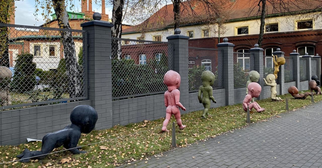 Szopienice: "Nie sposób przejść obok nich obojętnie". Ogród Niewiniątek od dekady wzbudza kontrowersje