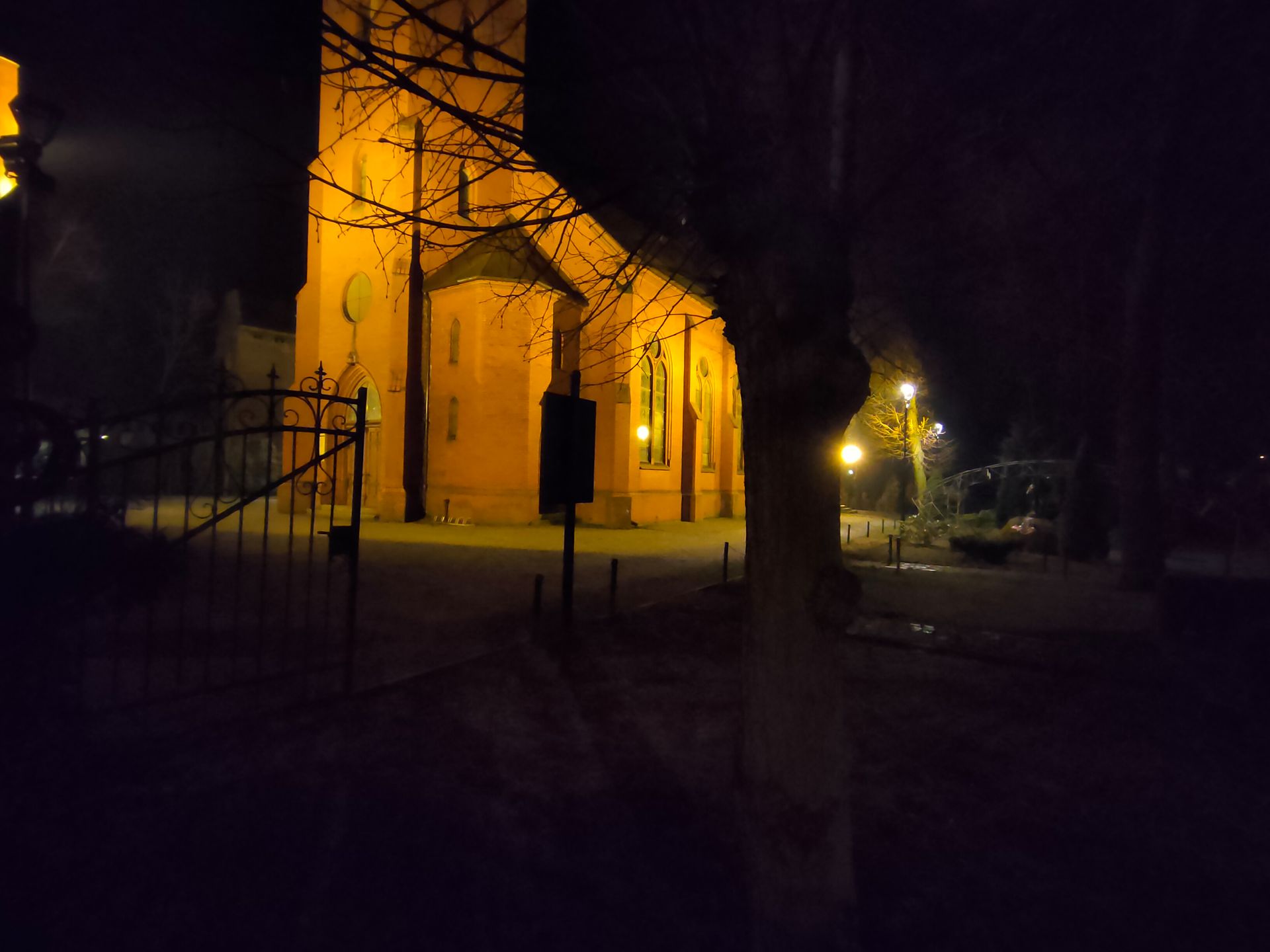 Test najtańszego smartfonu z aparatem 108 Mpix. realme 8 Pro spełnia swoje obietnice 34