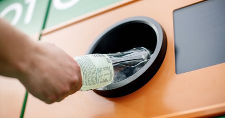 Oddał butelki do Biedronki. Zarobił dobrą dniówkę. Padł nowy rekord
