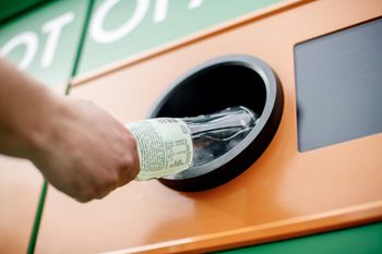 Przyniósł 1046 butelek i puszek do Biedronki. Tyle zarobił rekordzista