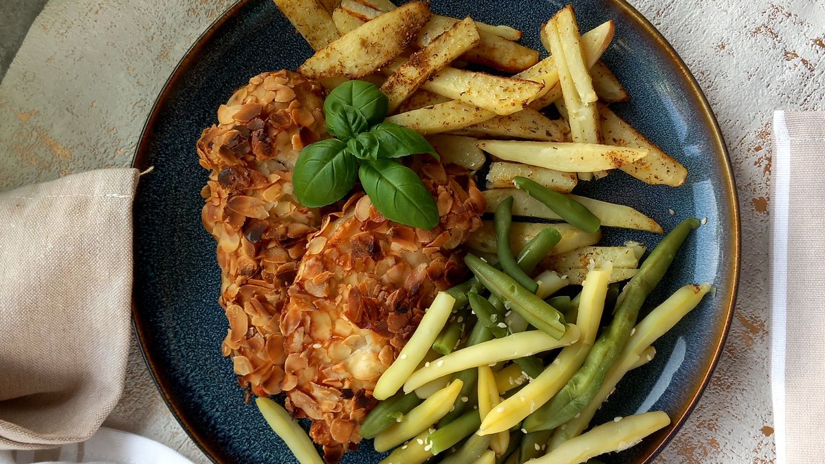 Migdałowe filety z kurczaka z pieczonymi ziemniakami i fasolką szparagową 