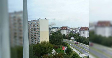 Pożar przy ulicy Oratoryjnej w Lublinie. Pali się dach bloku mieszkalnego