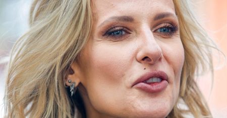 Patrycja Markowska świeci bielizną na koncercie w "podziurawionej" sukience. Petarda?