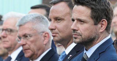 Sondaż. Andrzej Duda ma się z czego cieszyć. Trzaskowski na podium