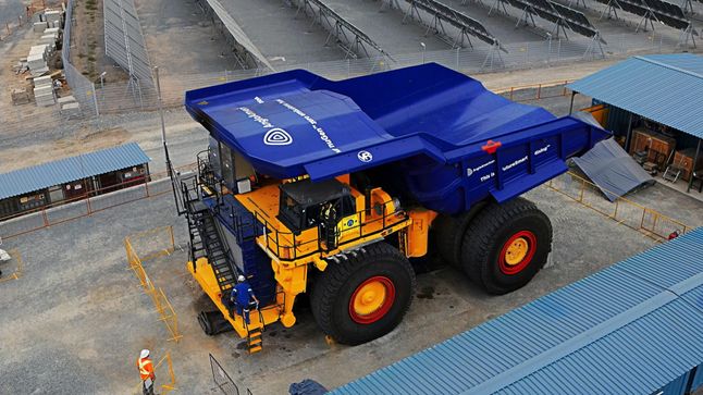 Zamiast paliwa kopalnego ciężarówka używa ekologicznego wodoru produkowanego z wykorzystaniem energii słonecznej i elektrolizera