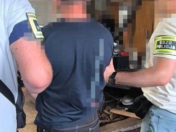 Białystok: miał materiały pedofilskie i broń. CBZC zatrzymało 36-latka