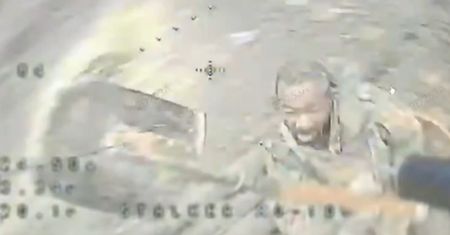 Łopata kontra dron. Nagrali afrykańskiego żołnierza