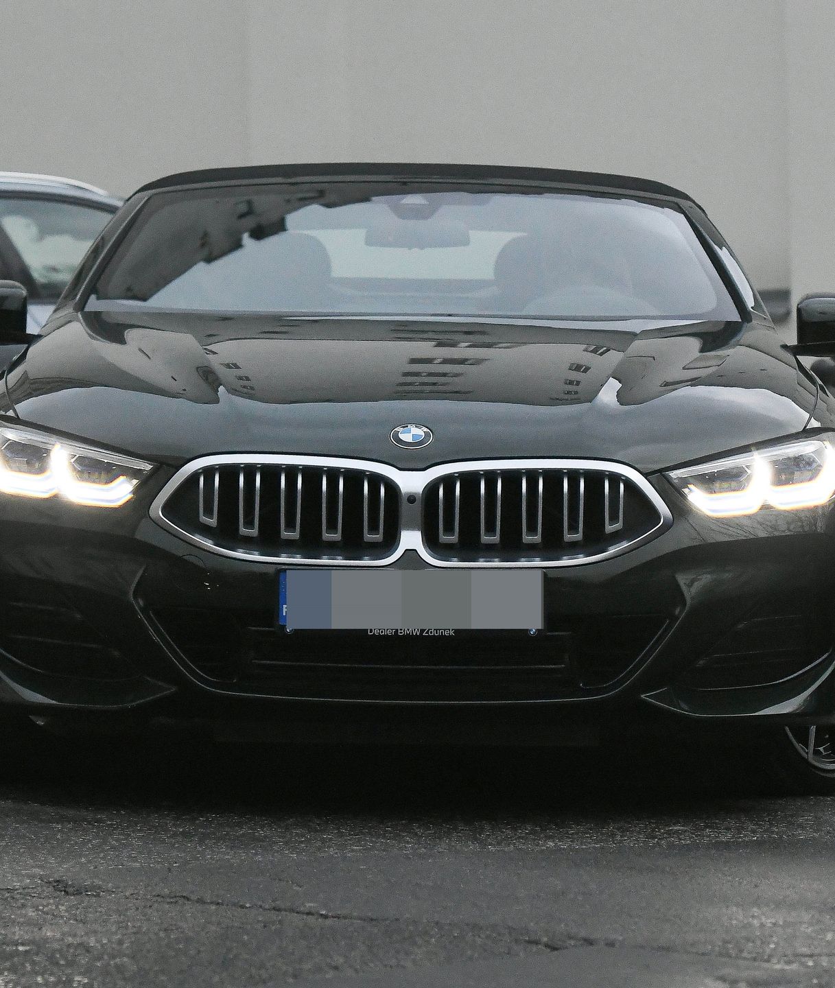 Michał Szpak na mieście w długim płaszczu