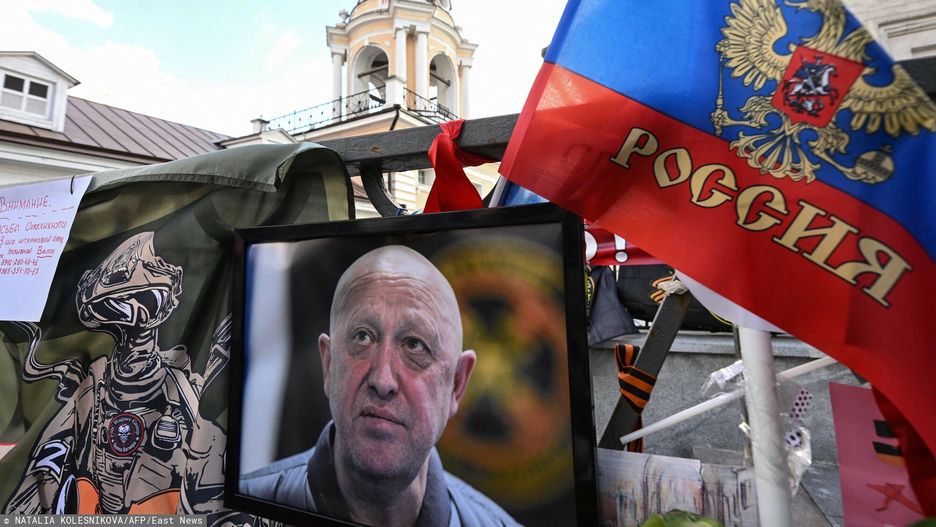 Archiwum zagraniczne East News 2023-08
This photograph taken on August 27, 2023, shows a portrait of head of Wagner paramilitary group, Yevgeny Prigozhin displayed at a makeshist memorial in Moscow, on August 27, 2023. The death of Yevgeny Prigozhin, head of Wagner paramilitary group, following a plane crash on August 23, 2023, has been confirmed by formal genetic analysis, Russia's Investigative Committee said on August 27, 2023. (Photo by NATALIA KOLESNIKOVA / AFP)
NATALIA KOLESNIKOVA