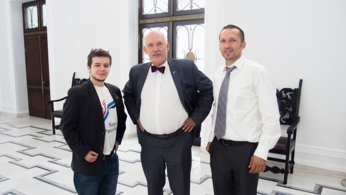 Dominik Charasim (pierwszy od prawej ) aż przez 9 lat wstępował do kolejnych ugrupowań, na czele których stał Janusz Korwin-Mikke (Facebook, Dominik Charasim)