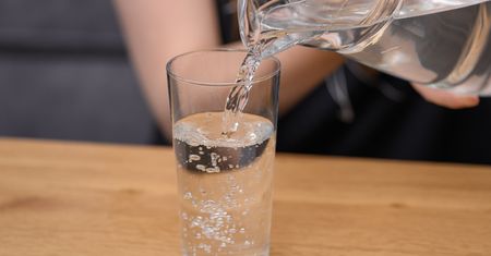 Polacy od lat powtarzają ten mit. Nie każdy musi pić 8 szklanek dziennie