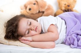 Spokojny sen podczas choroby. Jakich leków nie podawać dziecku przed snem?
