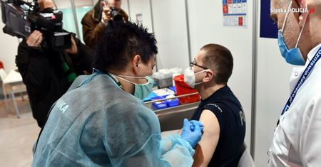 Śląskie. Koronawirus w Polsce. Szef policji dał przykład. Ruszyły szczepienia w garnizonie śląskim