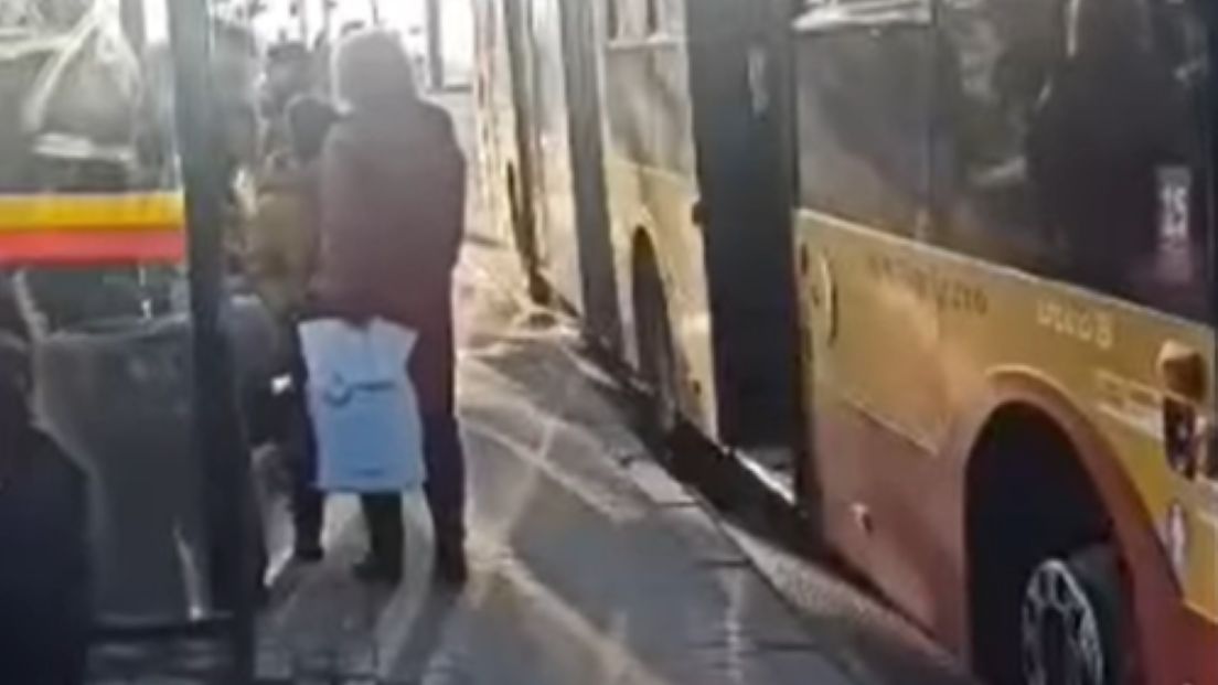 Z sufitu w autobusie zaczęła cieknąć gorąca substancja 