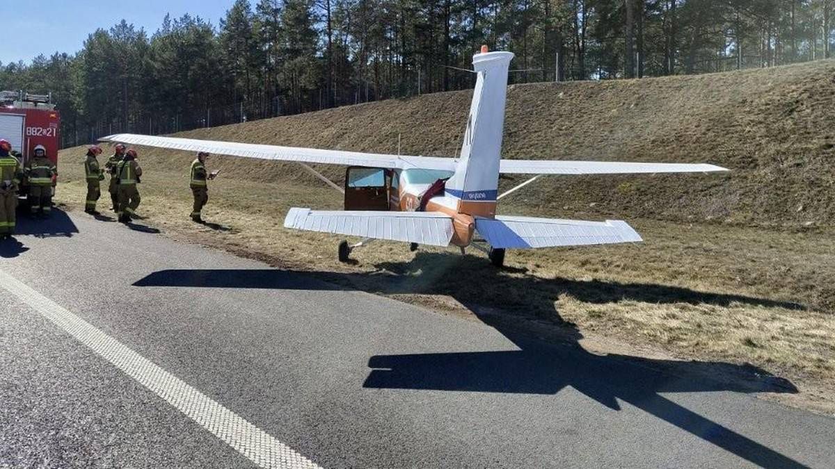 Awaryjne lądowanie awionetki.