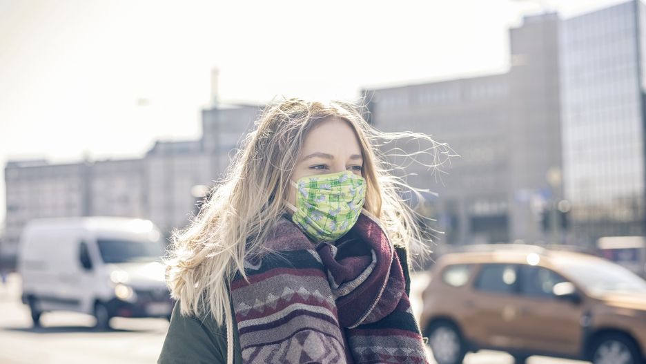 Maseczkę ochronną z chusty wykonasz w zaledwie kilka minut