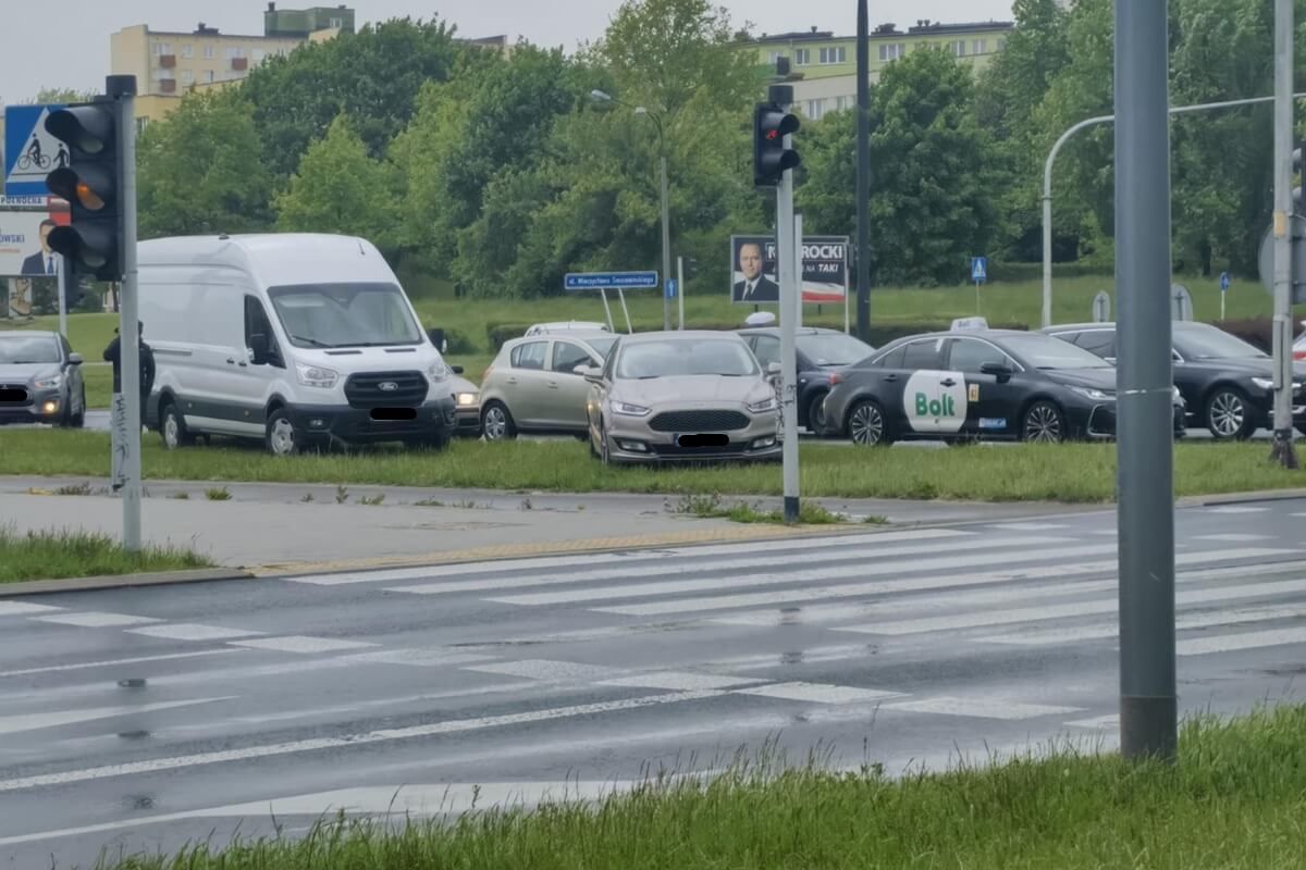 Zderzenie dwóch fordów na rondzie