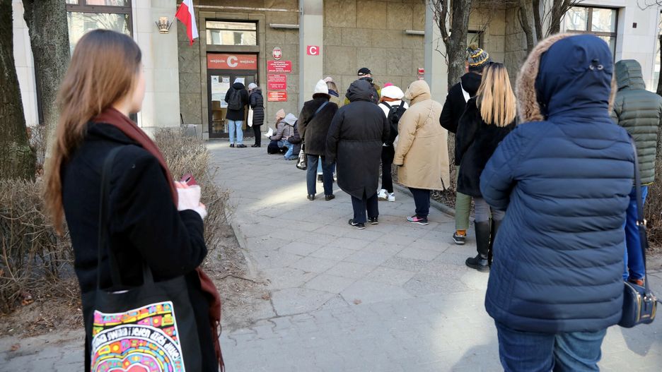 Kolejki po paszporty
Fot. Wojciech Olkusnik/East News, Warszawa, 01.03.2022. Kolejka do biura paszportowego przy Kruczej. Warszawiacy wyrabiaja i odswiezaja dokumenty, w zwiazku z wojna na Ukrainie.
Wojciech Olkusnik
