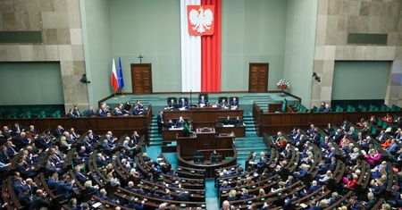 Seria podwyżek dla posłów. Ujawniono kwoty
